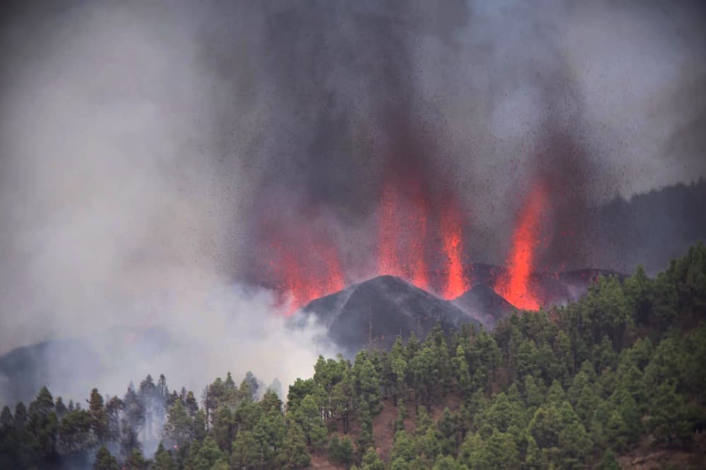 AEHCOS lanza una campaña solidaria para ayudar a los afectados por el volcán de La Palma - Volcan de La Palma. Foto Eltime.es 1 Volcán La Palma.