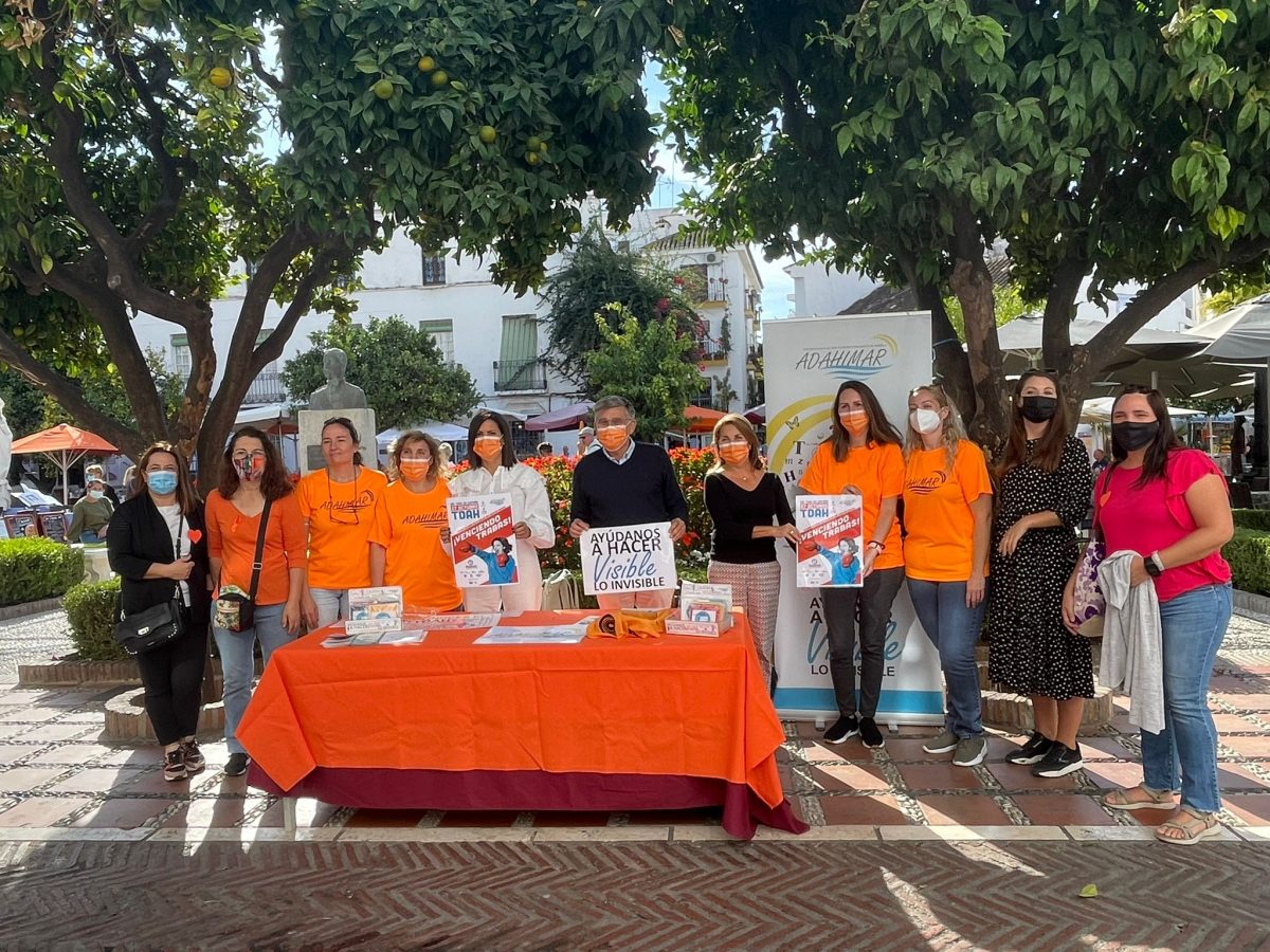 El TDAH, el trastorno invisible caracterizado por hiperactividad, impulsividad e inatención - WhatsApp Image 2021 10 27 at 12.02.16 Lectura del manifiesto a las puertas del Ayuntamiento de Marbella, con el teniente alcalde de San Pedro, Javier García, y las concejalas de Derechos Sociales y Políticas Sociales, Isabel Cintado y Begoña Rueda.