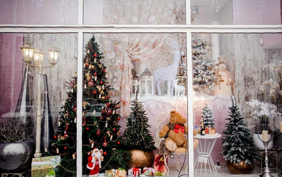 Vuelve la campaña 'Apuesta por tu Comercio en Navidad' a Manilva - val20191119escaparate Escaparate navideño.