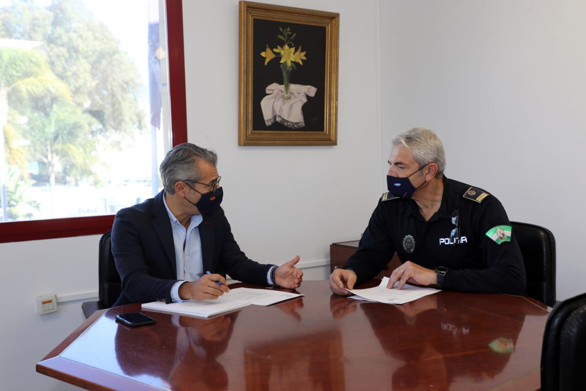 La Policía Local de Marbella ha atendido a un total de 236 víctimas de violencia de género en lo que va de año - 0H3A8485 El concejal de Seguridad Ciudadana junto a la Policía Local.