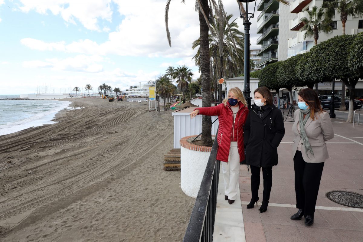 Marbella eleva a 670.000 euros la inversión en la recuperación del paseo marítimo y las playas - 0H3A8828 Ángeles Muñoz y Patricia Navarro evaluando los daños ocasionados por el temporal.