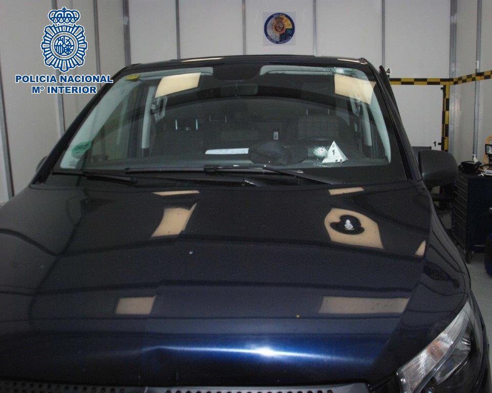 Coche interceptado por la policía.