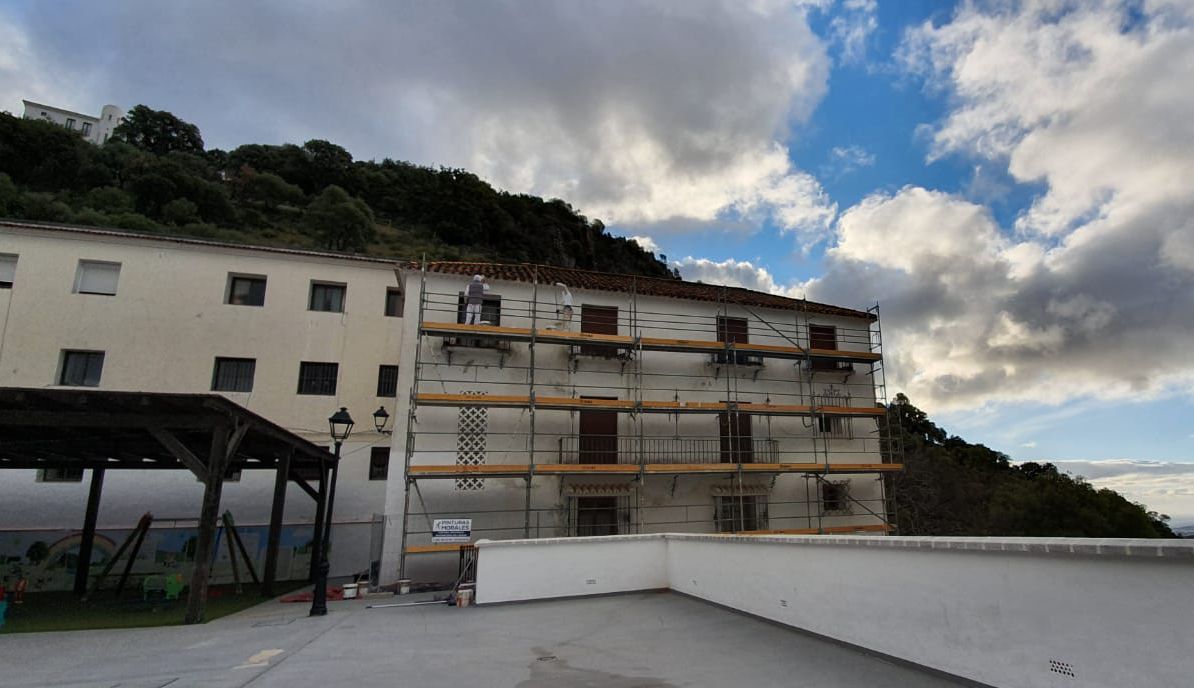 Comienzan los trabajos de puesta a punto de la antigua Casa del Médico en el Llano de Casares - 261256270 3147709525511300 7337098410257561367 n Trabajos de pintura en la antigua Casa del Médico.