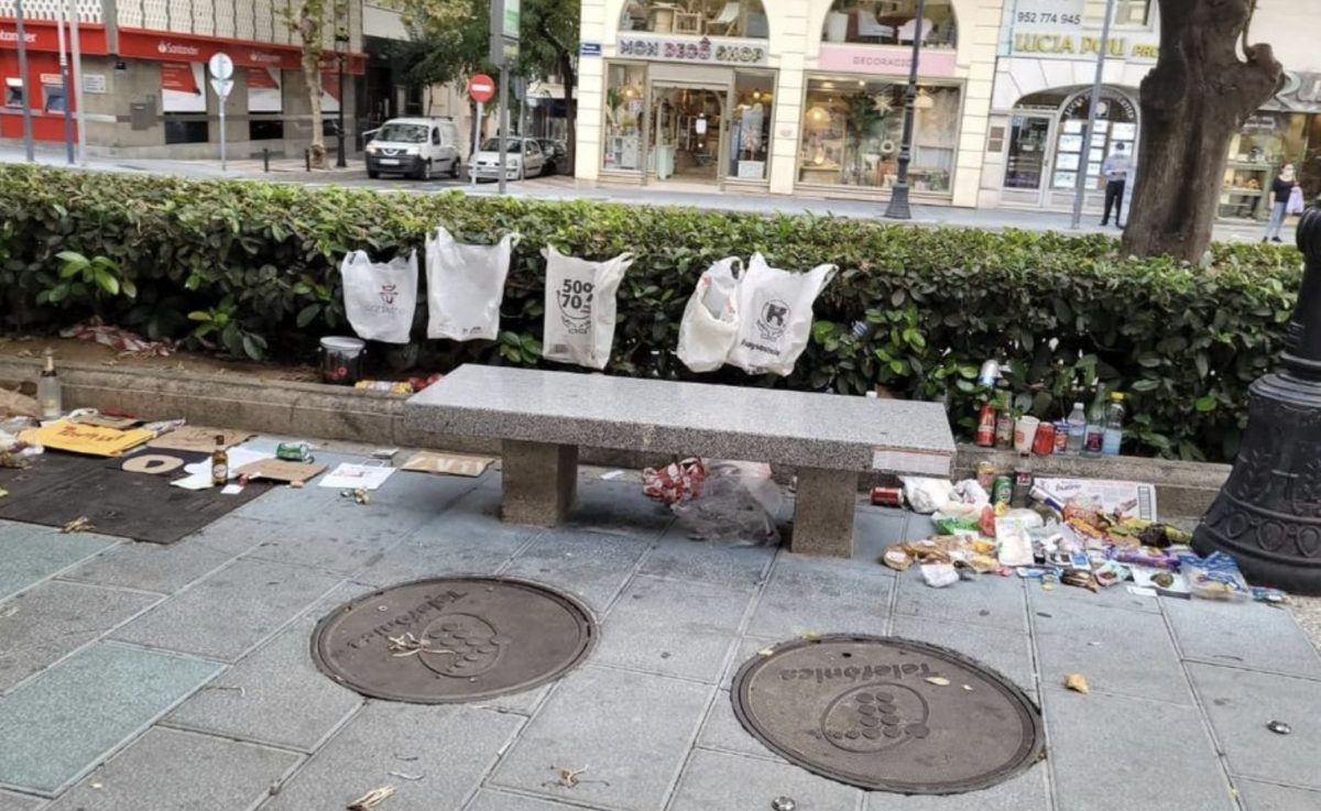 Los operarios limpian hasta 7 veces al día un banco ocupado por indigentes en Marbella - Captura de pantalla 2021 11 03 a las 12.23.01 Basura en un banco de la avenida Ricardo Soriano.