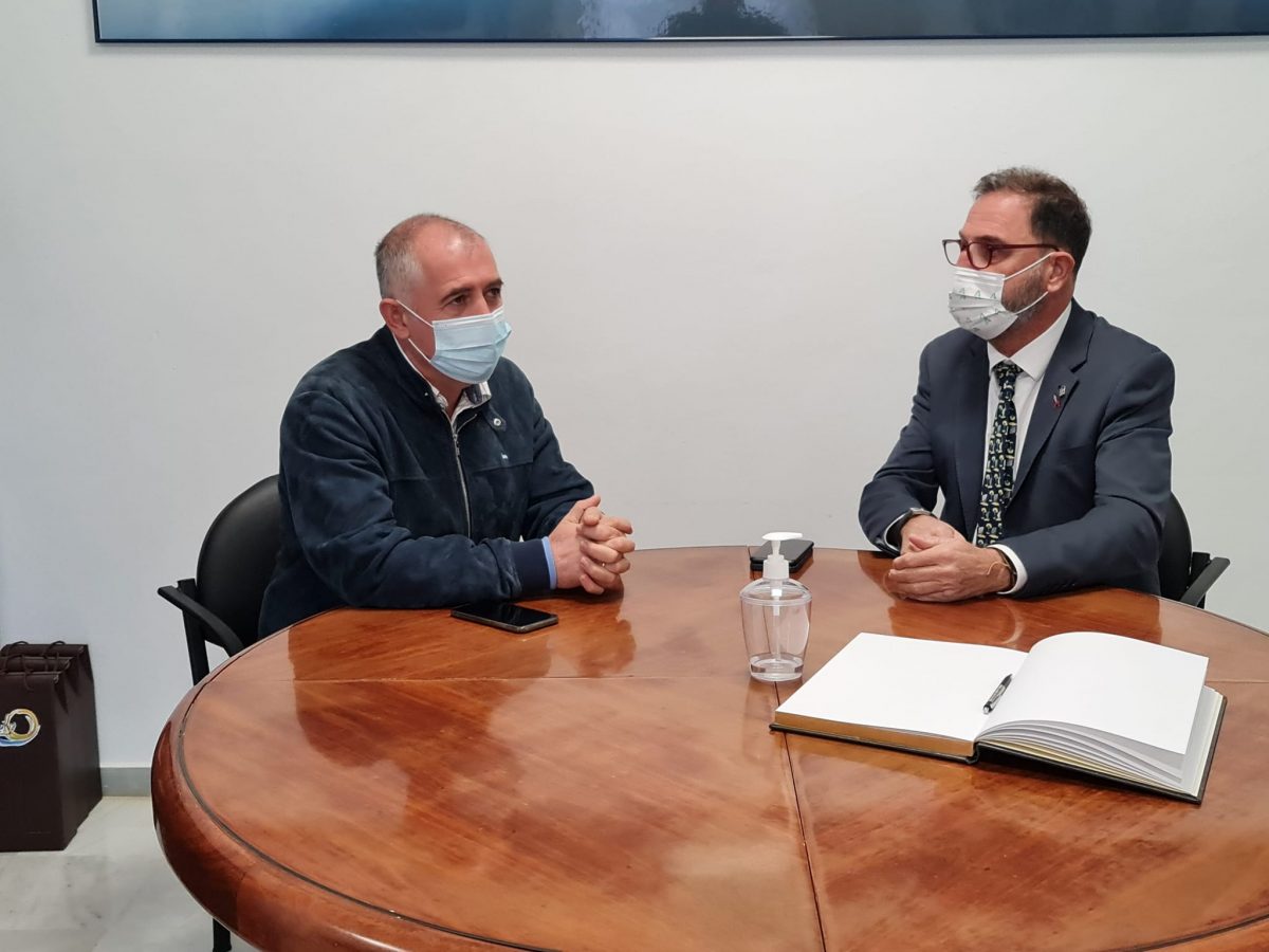 El delegado de Salud y el alcalde de Manilva insisten en la necesidad de vacunarse - Reunión Manilva