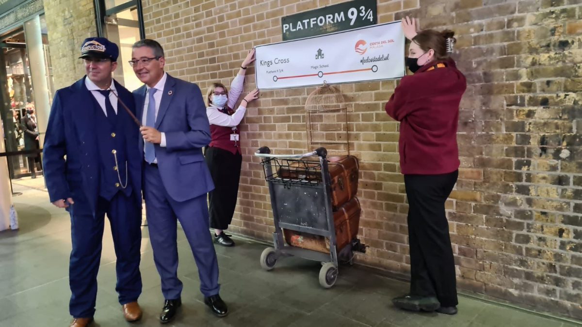 La magia de Harry Potter llega a la Costa del Sol de la mano del turismo británico - WhatsApp Image 2021 11 02 at 11.22.27 Francisco Salado en el WTM 2021 con el famoso decorado de Harry Potter.