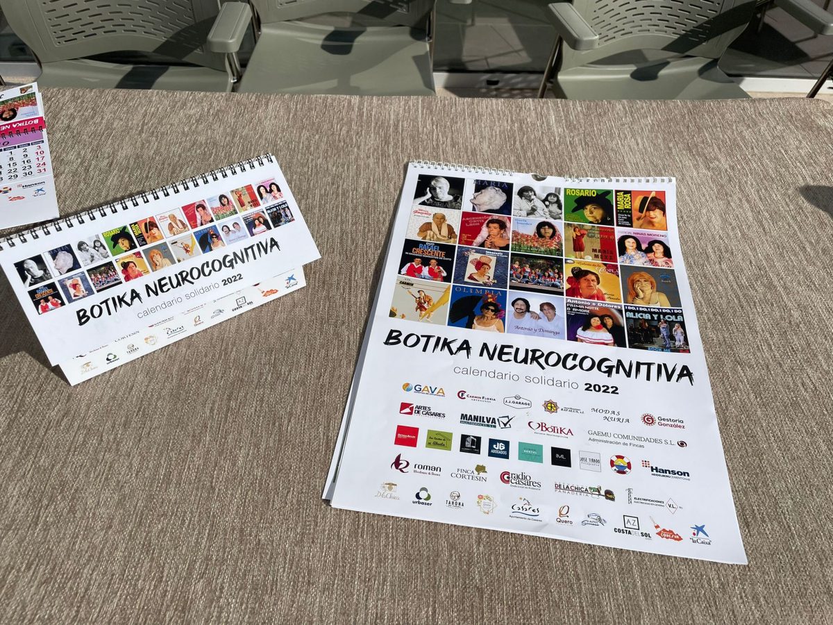 Los mayores de la Escuela Neurocognitiva aparecen en portadas de discos populares en su calendario solidario - WhatsApp Image 2021 11 22 at 12.33.00 PM Nuevos calendarios de la Escuela Neurocognitiva de Casares. / D.MACÍAS