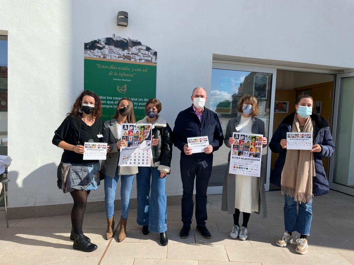 Los mayores de la Escuela Neurocognitiva aparecen en portadas de discos populares en su calendario solidario - WhatsApp Image 2021 11 22 at 12.33.04 PM Los mayores de la Escuela Neurocognitiva aparecen en portadas de discos populares en su calendario solidario - WhatsApp Image 2021 11 22 at 12.33.04 PM