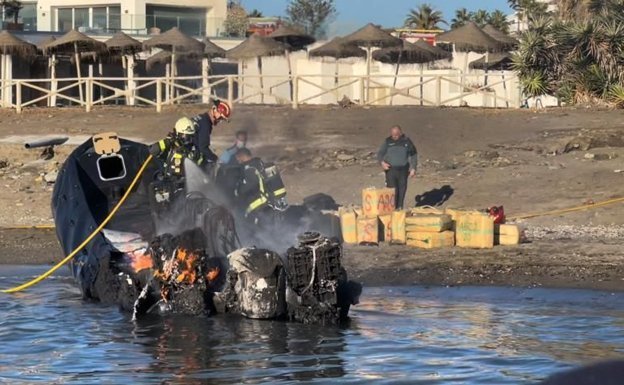 Arde una 'goma' en la costa de Guadalmina que transportaba fardos de droga - narcolancha gualdalmina RzMNPy3iOKRnox6tETiA6fN 624x385@Diario Sur Arde una 'goma' en la costa de Guadalmina que transportaba fardos de droga - narcolancha gualdalmina RzMNPy3iOKRnox6tETiA6fN 624x385@Diario Sur