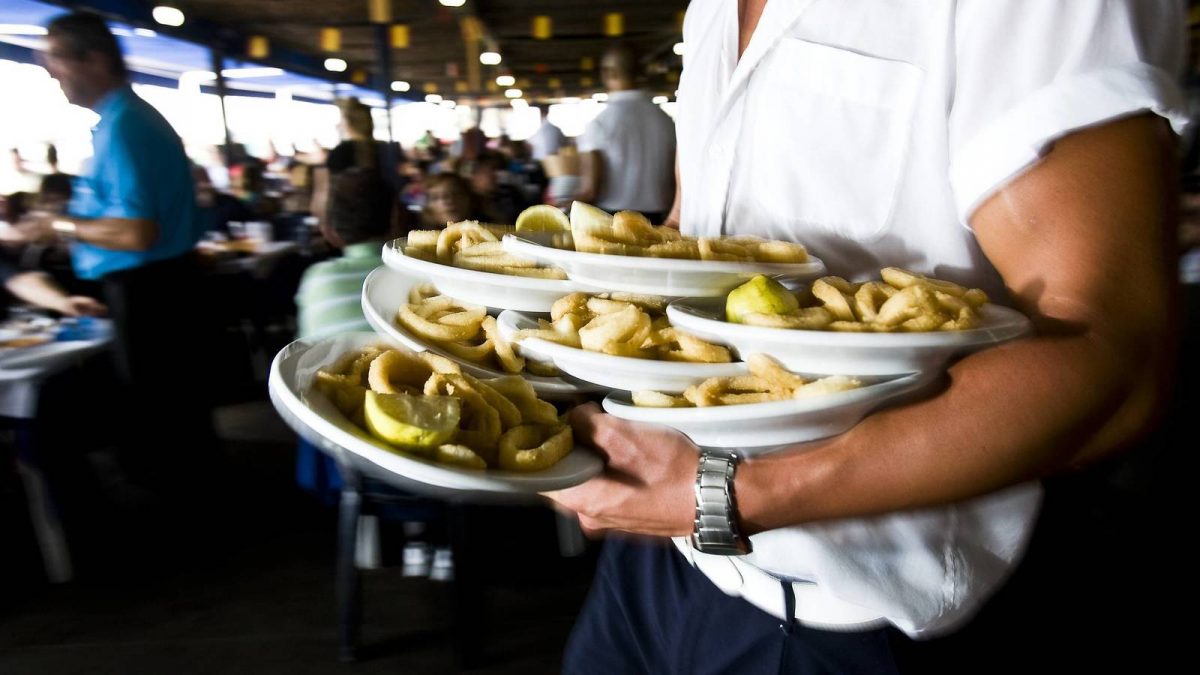 Torremolinos reduce el paro casi un 11% en enero y suma 492 afiliados a la Seguridad Social - un camarero sirve unos platos de calamares en un bar efe Torremolinos reduce el paro casi un 11% en enero y suma 492 afiliados a la Seguridad Social - un camarero sirve unos platos de calamares en un bar efe