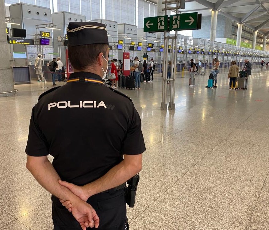 Detenido en un control fronterizo en el aeropuerto de Málaga por delitos contra el orden público - 20211220 foto archivo aeropuerto La Policía en el aeropuerto de Málaga.