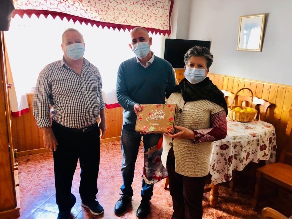La lluvia no detiene a Manilva y reparte con éxito surtidos de dulces navideños a los mayores - 270109202 2957683854545087 1382690307974692020 n La lluvia no detiene a Manilva y reparte con éxito surtidos de dulces navideños a los mayores - 270109202 2957683854545087 1382690307974692020 n