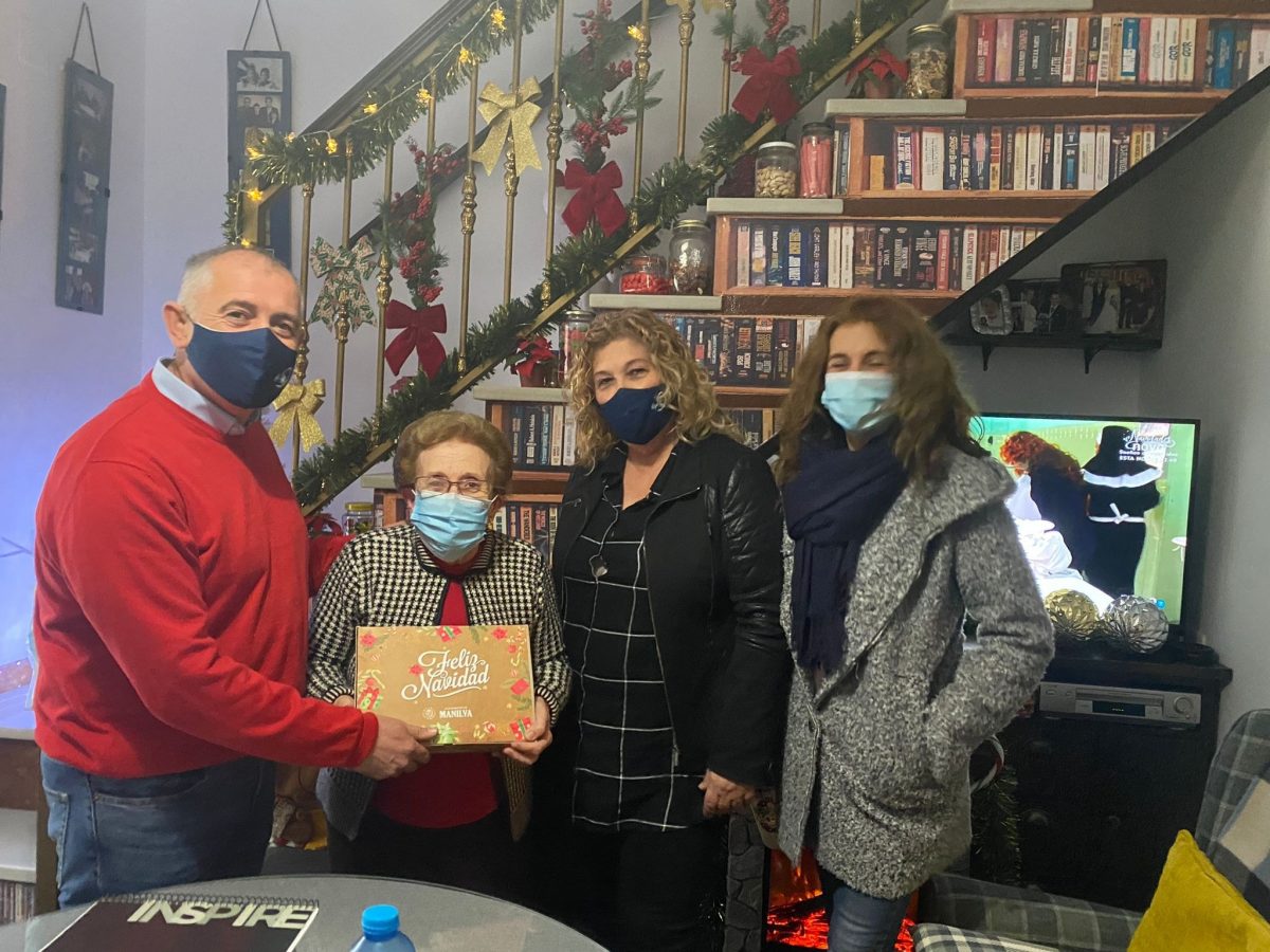 La lluvia no detiene a Manilva y reparte con éxito surtidos de dulces navideños a los mayores - 270110685 2957683527878453 2226724438166692540 n La lluvia no detiene a Manilva y reparte con éxito surtidos de dulces navideños a los mayores - 270110685 2957683527878453 2226724438166692540 n