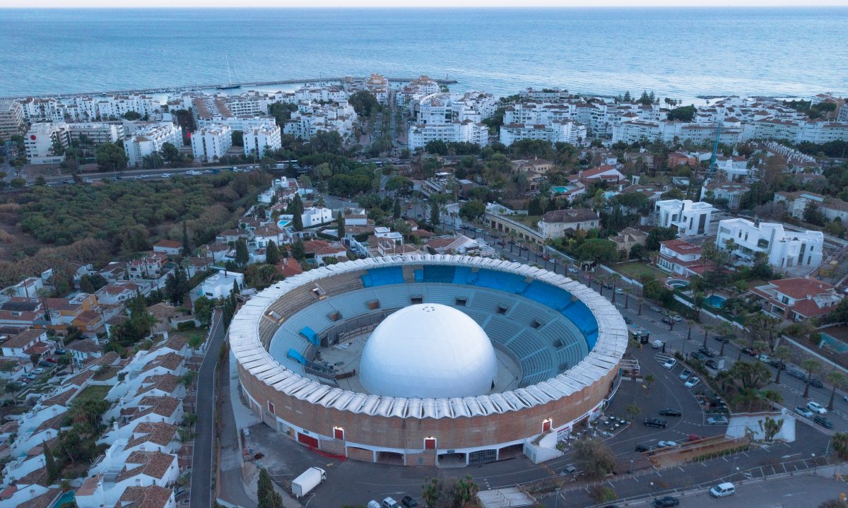 ¿Qué está pasando con Marbella Arena? La empresa aclara su situación legal y exige rectificaciones - DJI 0009 El domo en Marbella Arena, en la antigua Plaza de Toros de Puerto Banús.