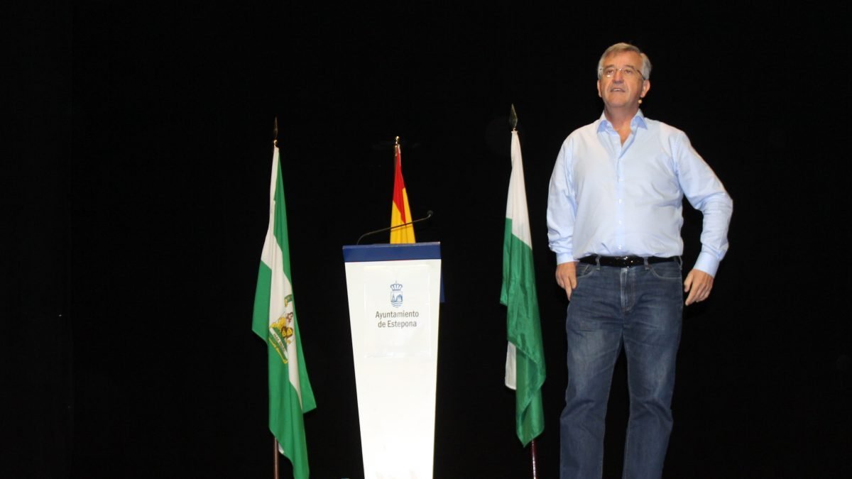 Alcalde de Estepona, José María García Urbano, en la charla sobre la Constitución Española.