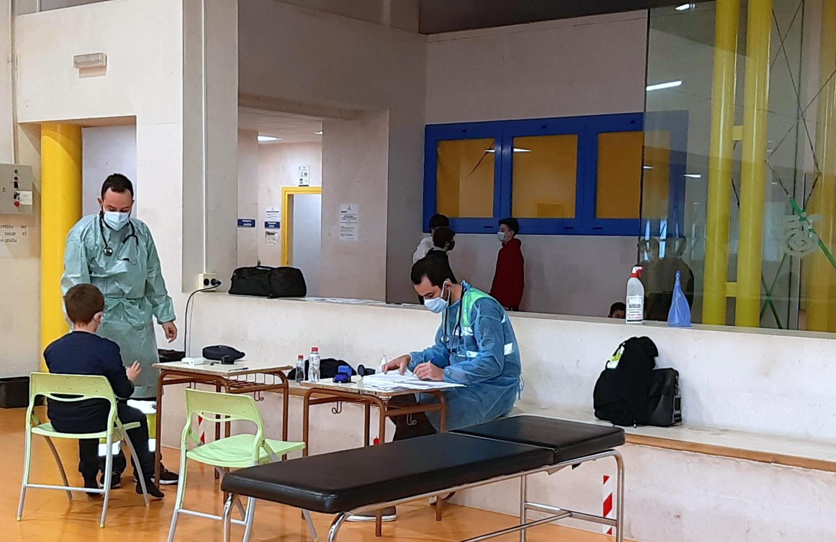 Reconocimientos médicos a niños y jóvenes en Estepona.