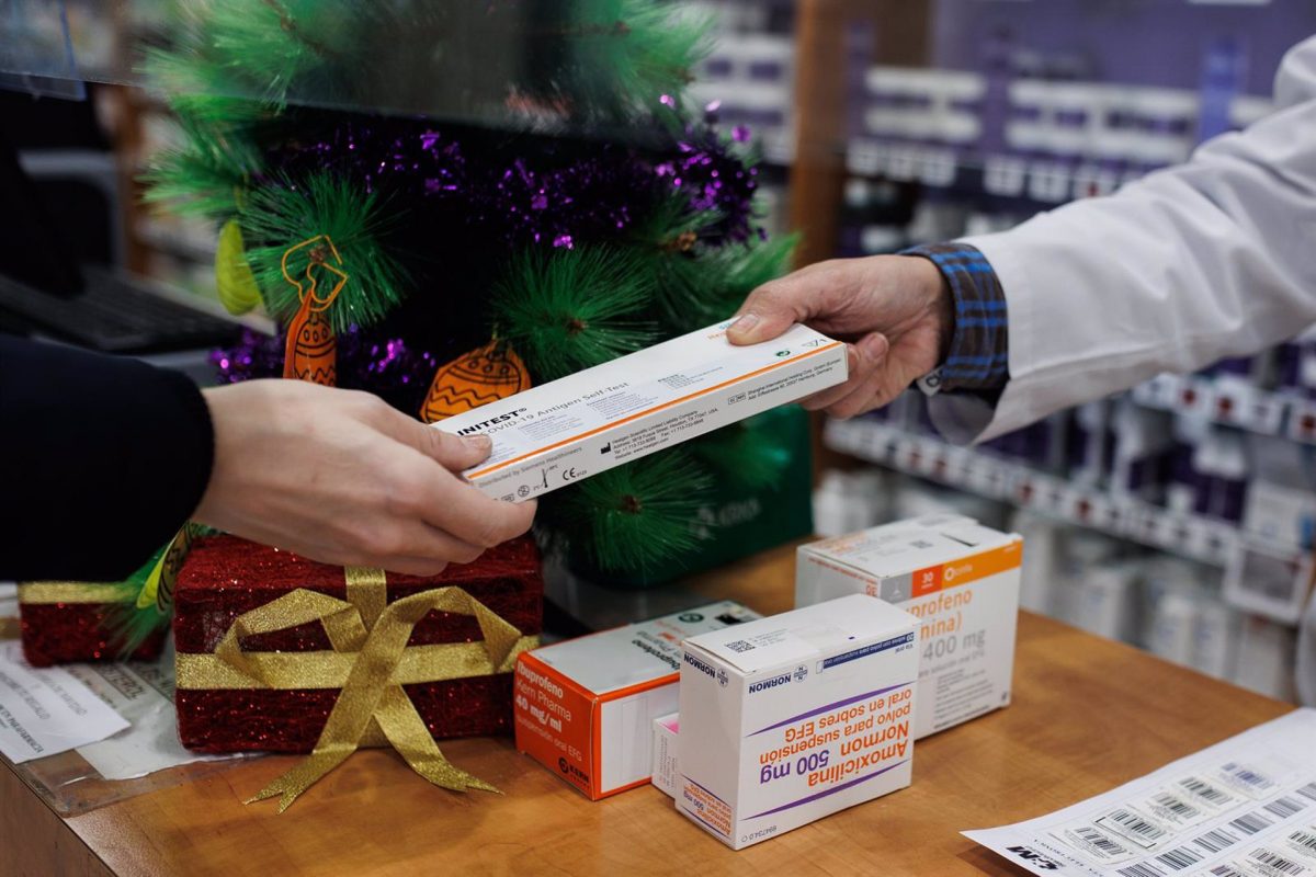 Farmacias afirman que el precio de los test de antígenos viene «doblado en origen» - Test antígenos málaga