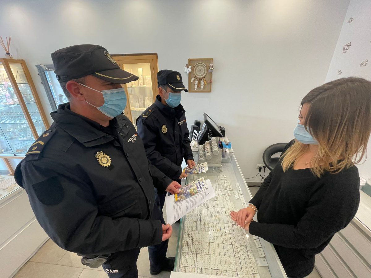 La Policía Nacional informa a los comerciantes de los consejos por el Plan de Comercio Seguro en Navidad, en Estepona. /D.MACÍAS