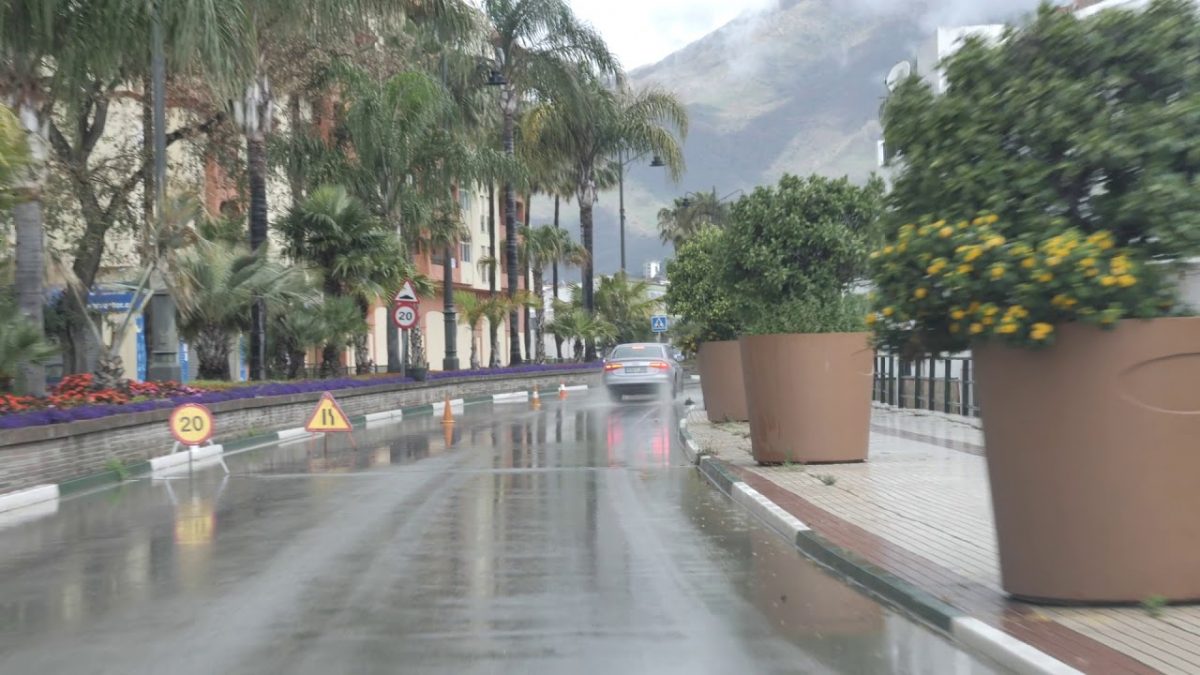 Arrancan las lluvias este jueves y se quedarán durante todo el viernes - lluvias en Estepona Avenida Juan Carlos I de Estepona durante las lluvias. Archivo
