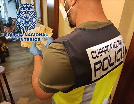 Desarticulado un grupo criminal que introdujo 130.000 euros en billetes falsos en el circuito financiero - 20220126 Foto Tiago Policía Nacional interviene los billetes falsos en Málaga.