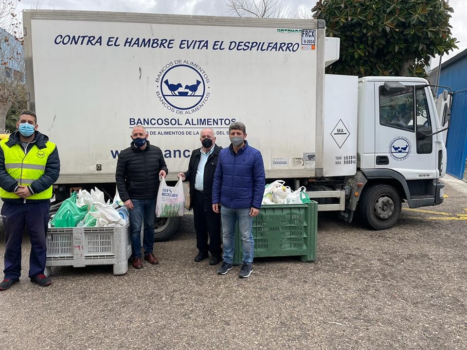 Bancosol recibe 700 kilos de alimentos de la San Silvestre celebrada en Manilva - 272507962 2977782082535264 6019447601573199832 n Entrega de los alimentos a Bancosol.