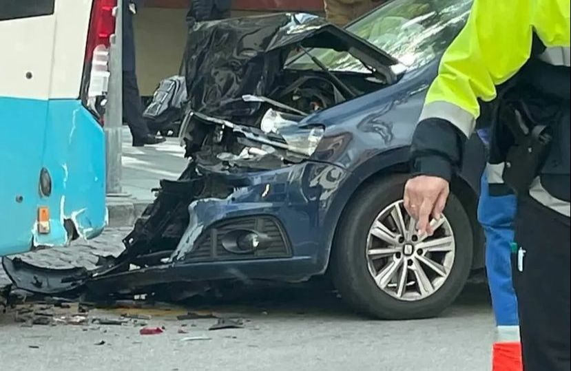 Un vehículo destrozado tras impactar con un autobús en la Avenida Ricardo Soriano - Foto accidente Marbella Un vehículo destrozado tras impactar con un autobús en la Avenida Ricardo Soriano - Foto accidente Marbella