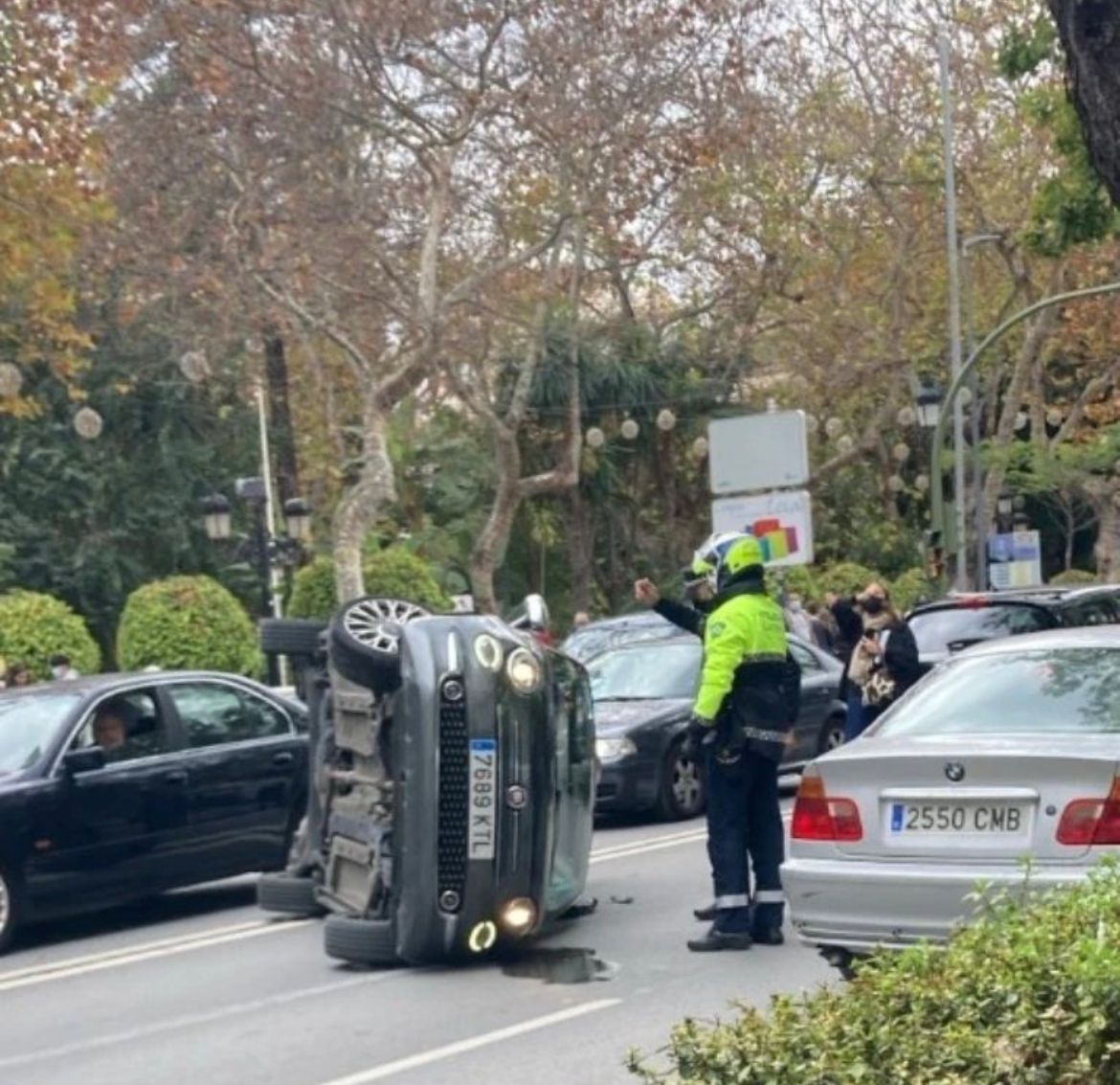 Un coche volcado en Ricardo Soriano crea largas retenciones en el centro de Marbella - WhatsApp Image 2022 01 25 at 5.50.53 PM Coche volcado en Ricardo Soriano al mediodía de este martes.