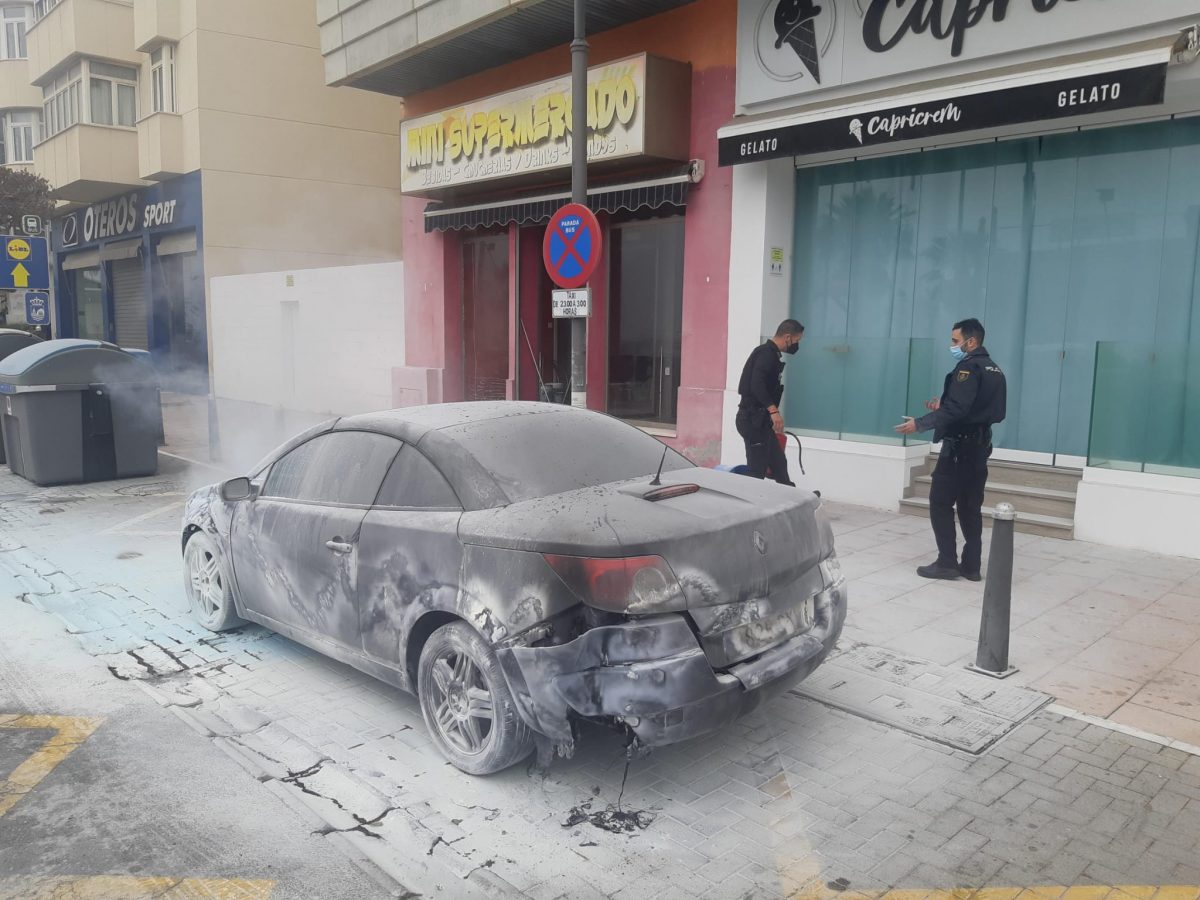 Quema su coche en plena calle de Estepona tras una discusión con su pareja y ésta intenta suicidarse - coche calcinado Coche calcinado junto al Mini Market en la Avenida España, Estepona.