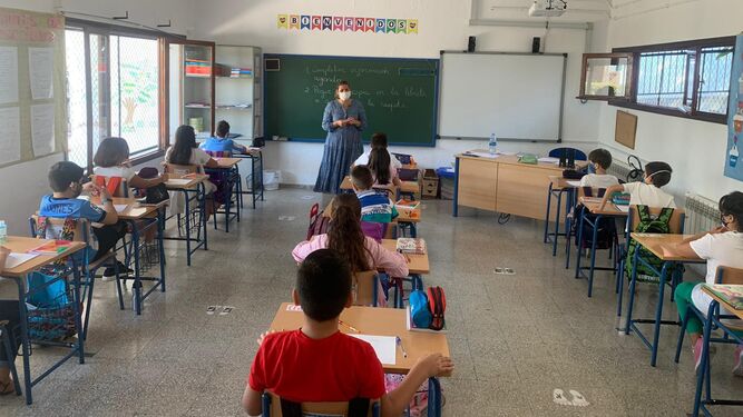 Andalucía apuesta por la vuelta a clase presencial: «Los centros son espacios seguros» - profesora imparte clase alumnos Andalucía apuesta por la vuelta a clase presencial: «Los centros son espacios seguros» - profesora imparte clase alumnos