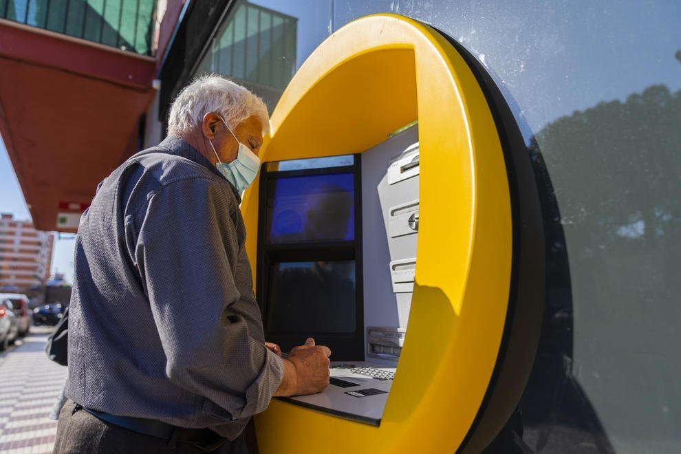 Los bancos mantendrán la asistencia personal y formarán a los mayores para operaciones financieras - 41 74bb35e9 Cajeros automáticos. Archivo