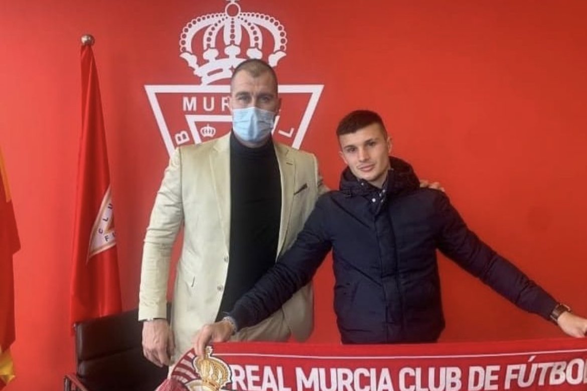 El manilveño Álvaro Becerra firma por el Murcia C.F. - AD1921CB 536C 431D 8EDB DD53A79811A1 El manilveño Álvaro Becerra firma por el Murcia C.F. - AD1921CB 536C 431D 8EDB DD53A79811A1