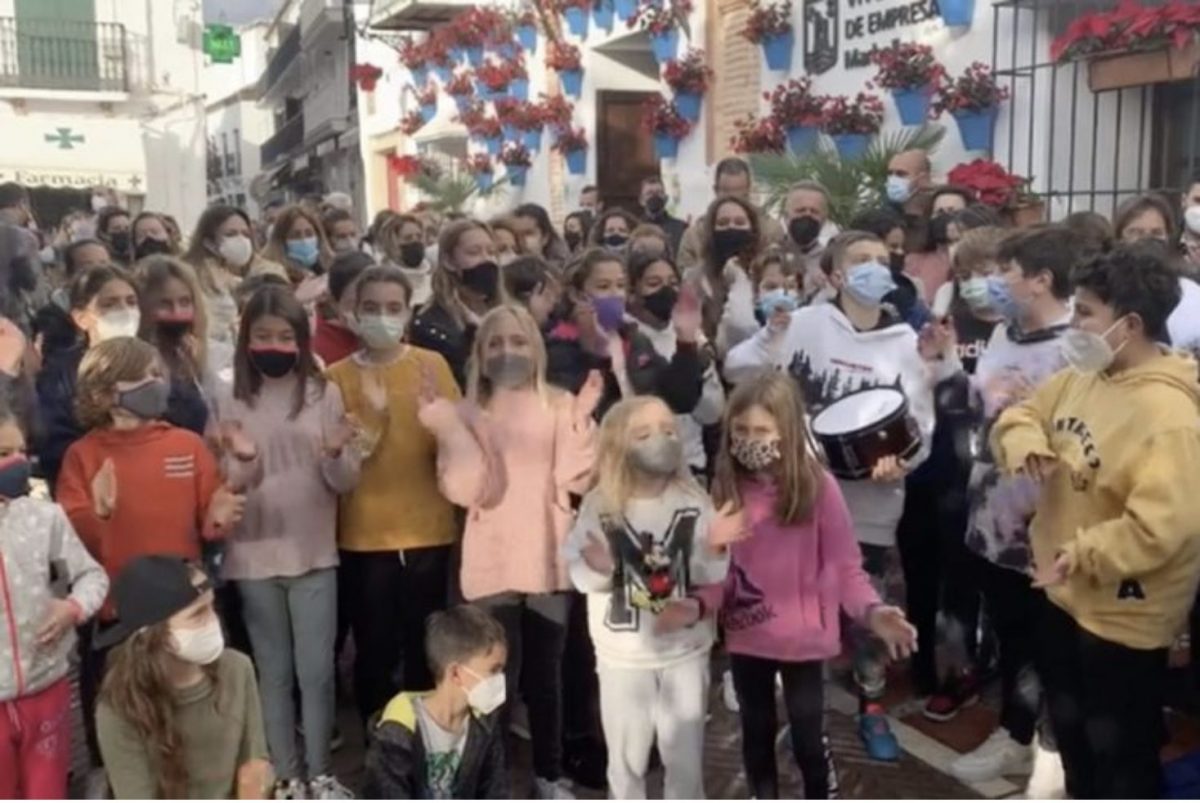 "Estado lamentable de colegios e institutos en una ciudad de 5 estrellas" - Captura de pantalla 2022 02 01 a las 10.54.11 Niños en la manifestación de las AMPAS de Marbella y San Pedro.