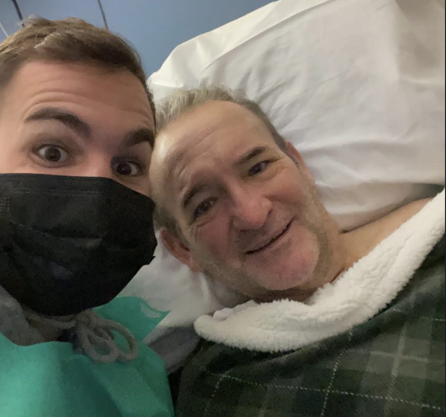 A mitad de camino: dos jóvenes necesitan 60.000 euros para la rehabilitación de su padre - Captura de pantalla 2022 02 15 a las 18.34.47 Mariano con su padre en el hospital.