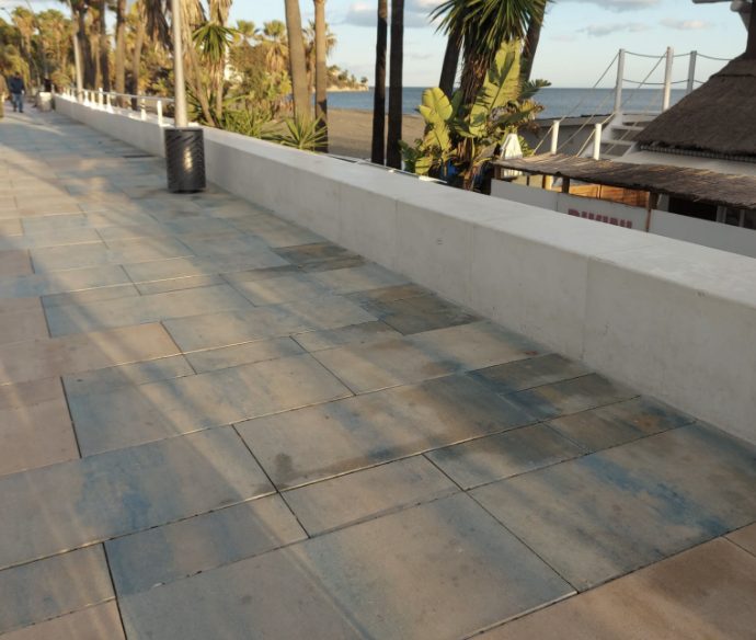 IU de Estepona acusa a García Urbano de destrozar el paseo marítimo - Captura de pantalla 2022 02 17 a las 14.43.13 Parte del paseo marítimo remodelado en Estepona.