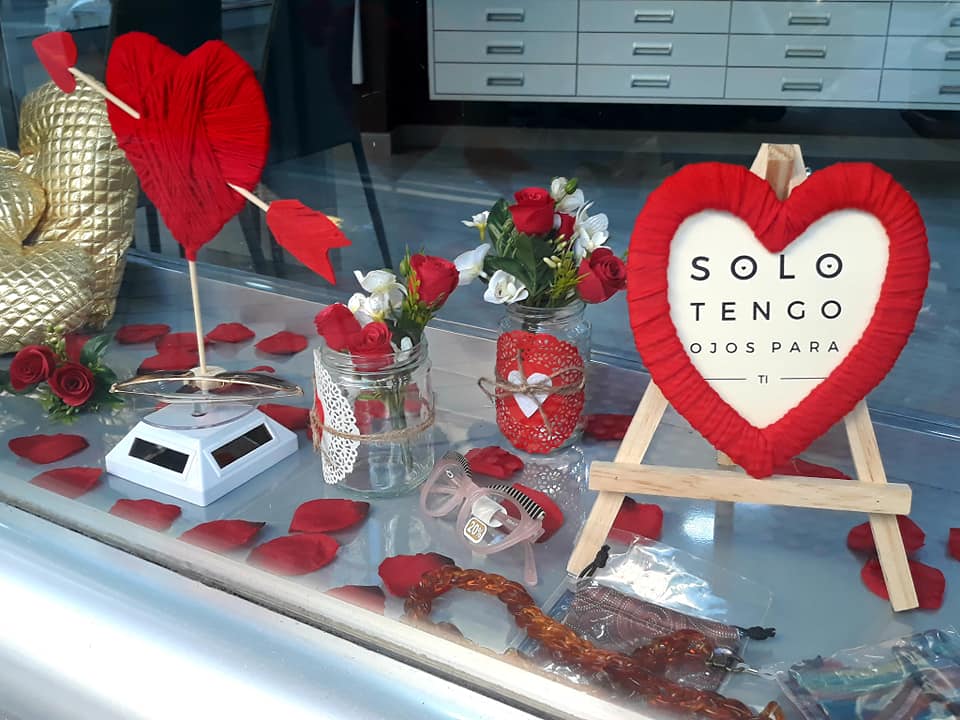 Marbella te enamora: por comprar en los comercios este San Valentín puedes ganar premios - Escaparate San Valentin 1 Escaparate de establecimiento en San Valentín.