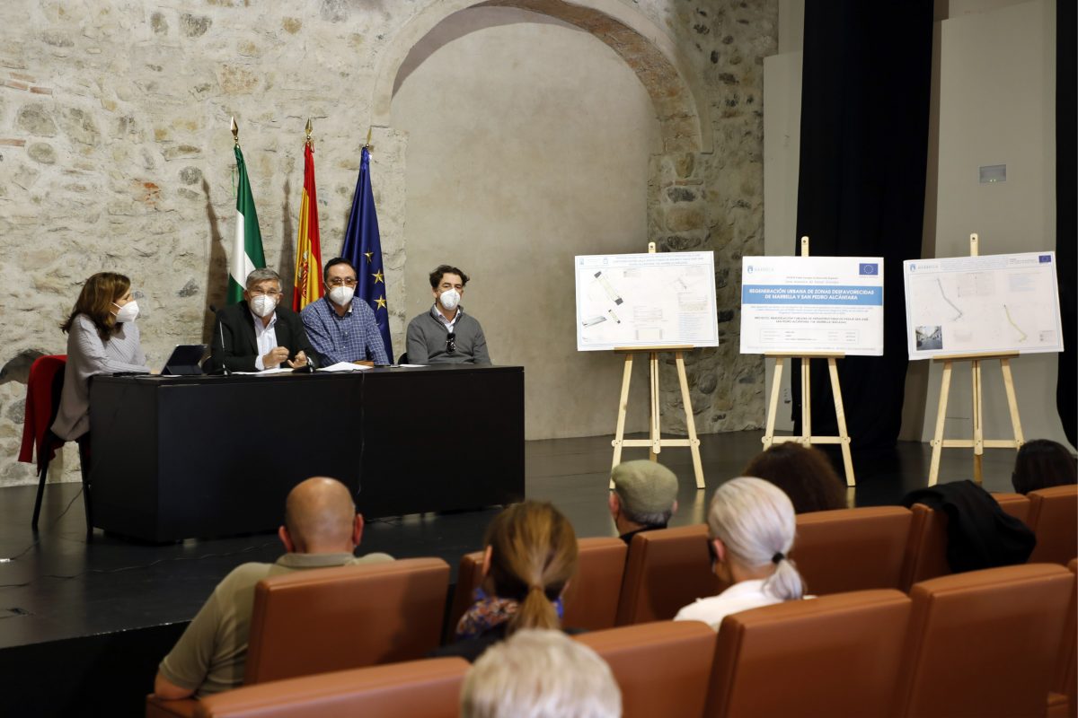 Comienza la remodelación del Pasaje San José en San Pedro con un plazo previsto de cinco meses - H3A0635 1 El teniente alcalde informa a los vecinos sobre las obras de remodelación del Pasaje San José en San Pedro.