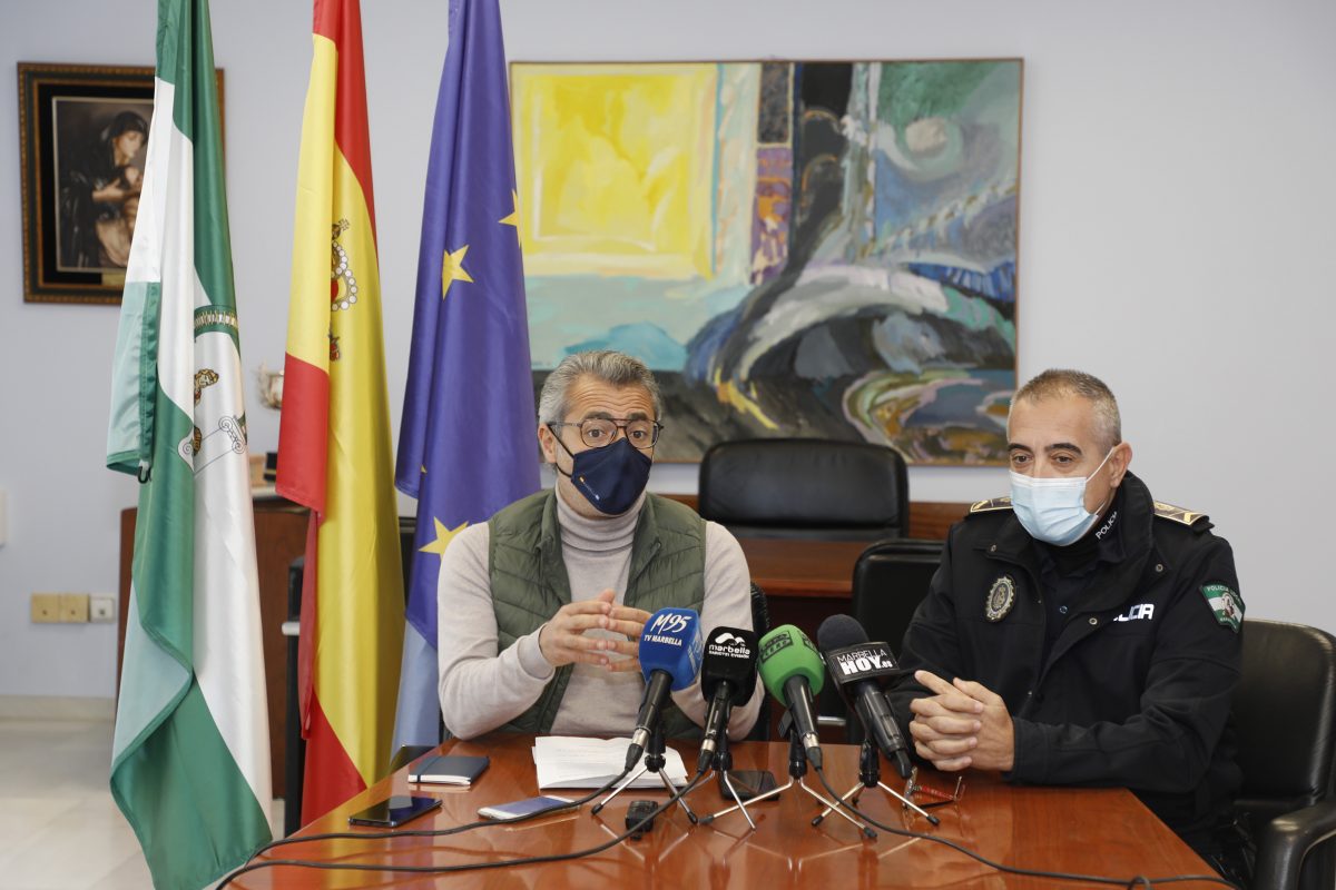 Una app geolocalizará las zonas de mayor incidencia para aumentar la seguridad en Marbella - H3A1182 1 José Eduardo Díaz, acompañado del jefe de la Policía Local, Javier Martín, en la presentación de la app.