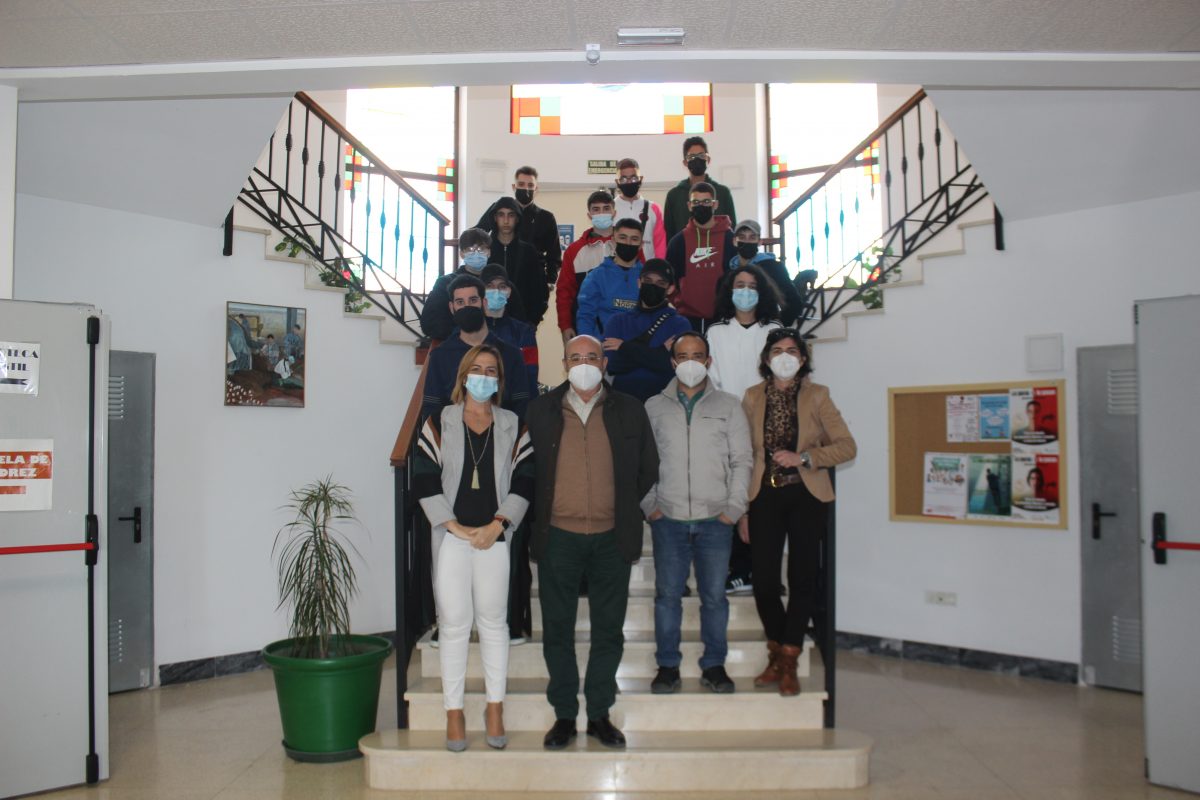 Comienzan los talleres gratuitos de Jardinería, Electricidad, Fontanería y Albañilería en Estepona - IMG 9476 Los alumnos de los talleres gratuitos ofrecidos por el Ayuntamiento junto a la concejala Begoña Ortiz en el Centro Cultural Padre Manuel, en Estepona.