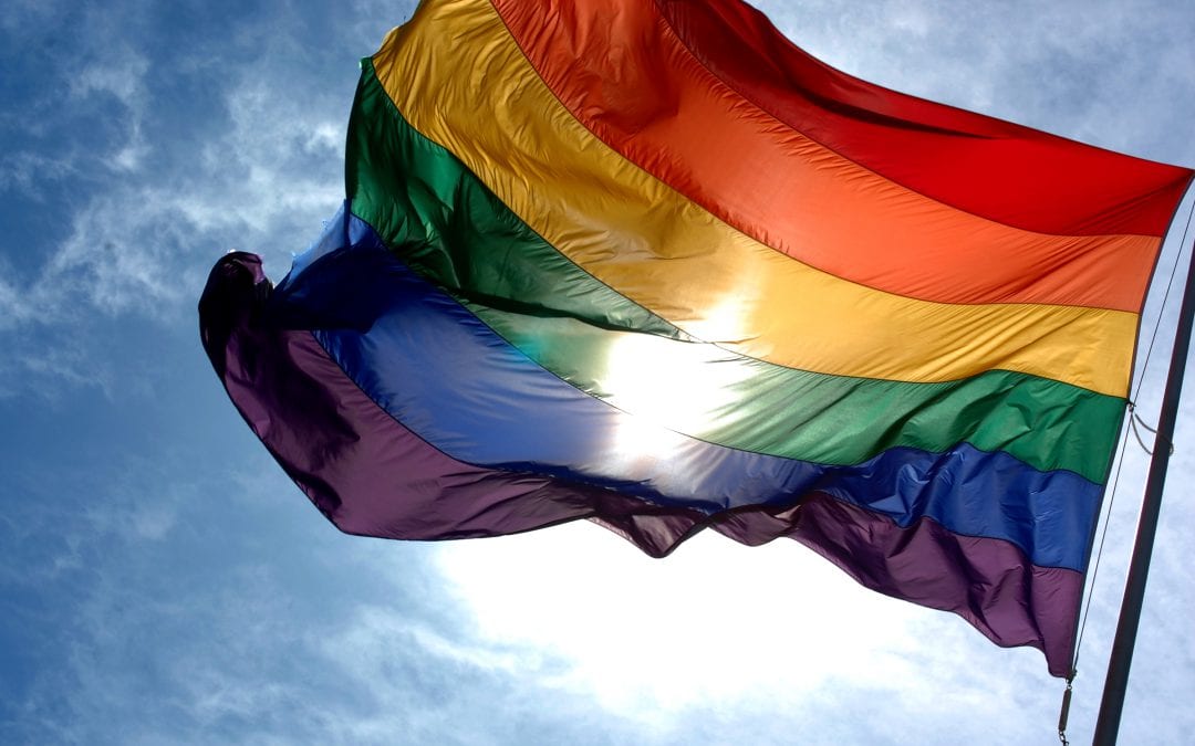 Casares da los primeros pasos para crear el primer Plan Municipal sobre Diversidad Sexual - Rainbow flag and blue skies 1080x675 1 Casares da los primeros pasos para crear el primer Plan Municipal sobre Diversidad Sexual - Rainbow flag and blue skies 1080x675 1