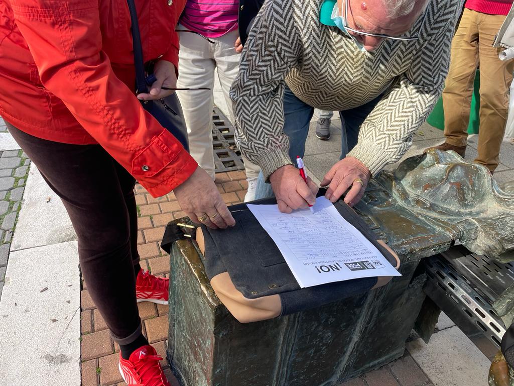 El PSOE continúa en su lucha contra la peatonalización de la Avenida España y se reunirá con la Diputación - WhatsApp Image 2022 02 15 at 12.28.55 PM Recogida de firmas en contra de la peatonalización de la avenida España en Estepona. / D.MACÍAS