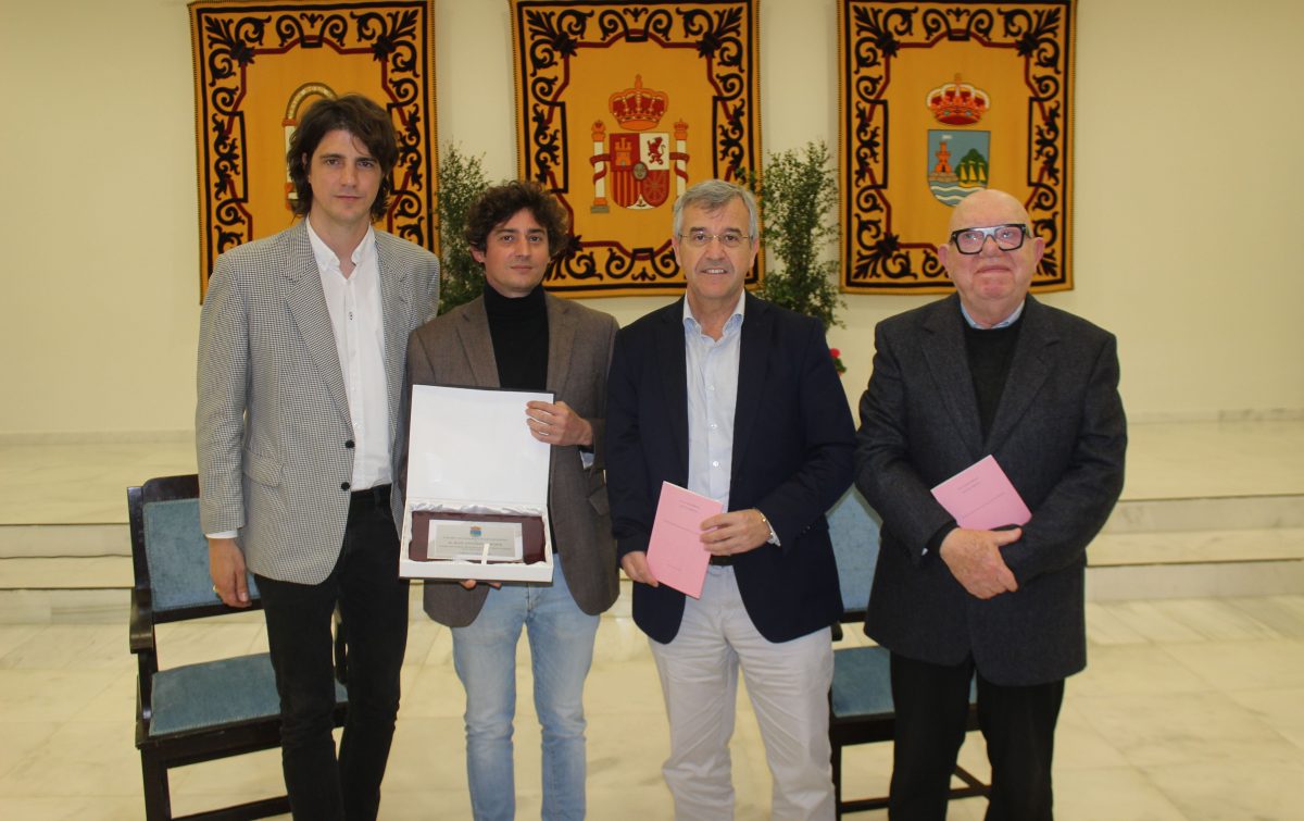 El Ayuntamiento entrega a Juan Antonio Bernier el I Premio de Poesía ‘Ciudad de Estepona’  - entrega premio3