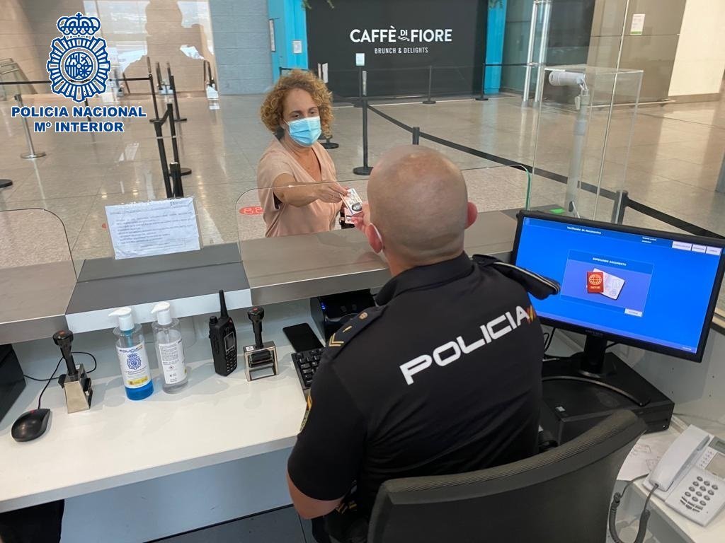 Detenido un turista en el aeropuerto por inventar un robo para cobrar una indemnización del seguro - 20220307 control aeropuerto 1 Control policial en el aeropuerto de Málaga.