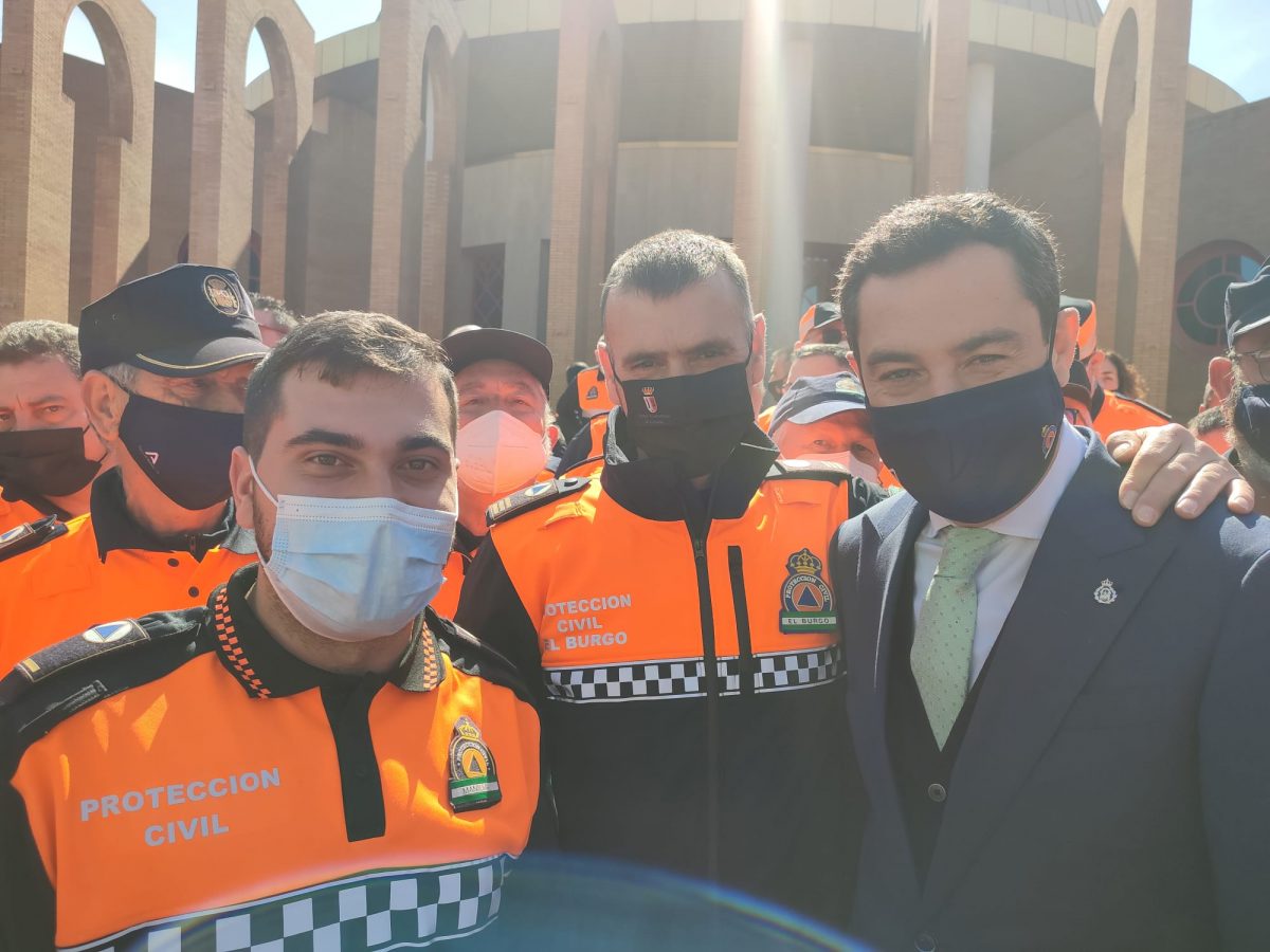 Protección Civil de Marbella, Estepona y Manilva reciben la Medalla de Oro al Mérito - 275478530 3009372926042846 7916601084636671168 n Protección Civil se hace un selfie con Juanma Moreno durante el acto.