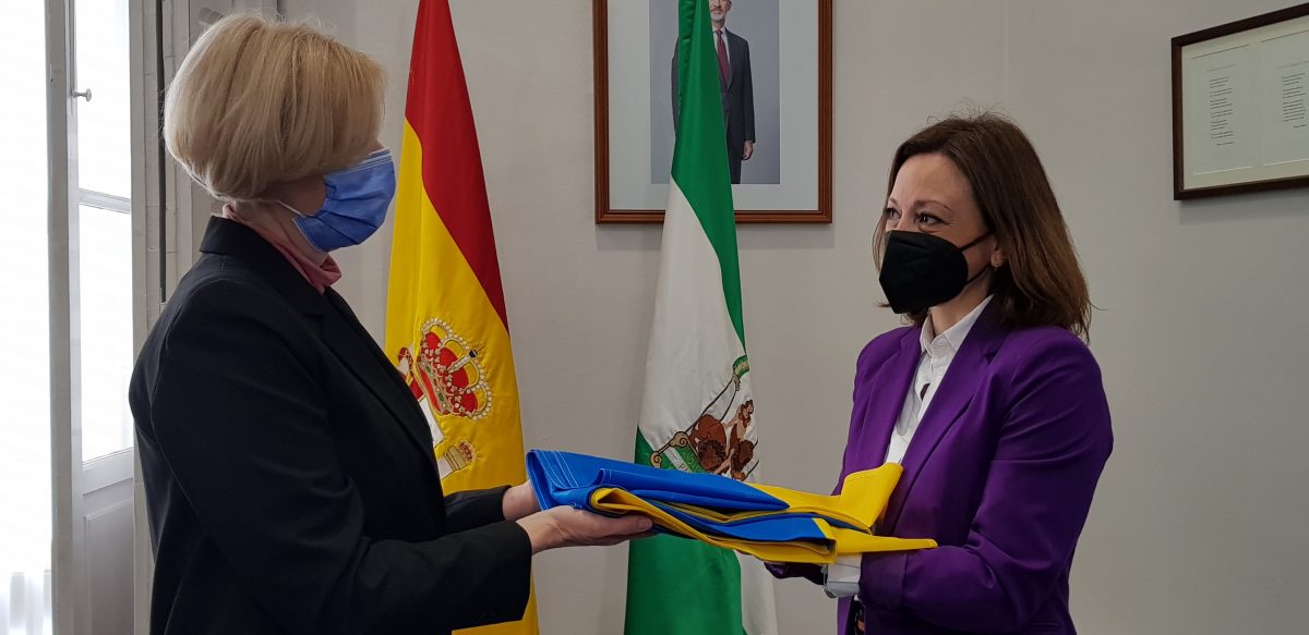 La Junta muestra su apoyo al pueblo ucraniano en Málaga para facilitar la acogida de refugiados - Entrega Bandera Ucrania Entrega Bandera Ucrania en Málaga.