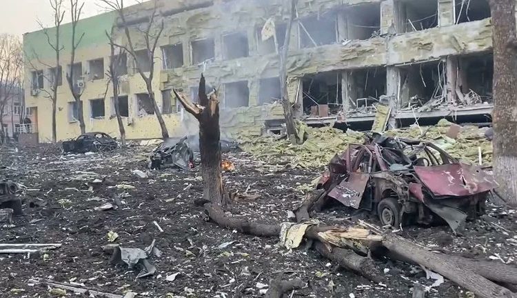 Las tropas rusas bombardean un hospital infantil en Mariúpol: «Hay niños debajo de los escombros» - FNa2jR XEAcoCji 750x432 1 Hospital infantil de Mariúpol tras el bombardeo. / Imagen de Twitter