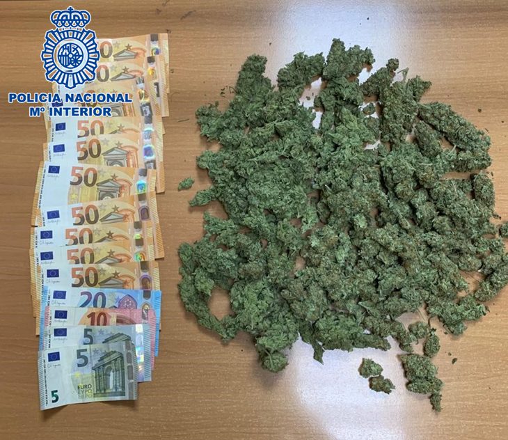 Detenido por transportar marihuana de Málaga a Melilla - Foto 2 La marihuana y el dinero intervenidos al joven.