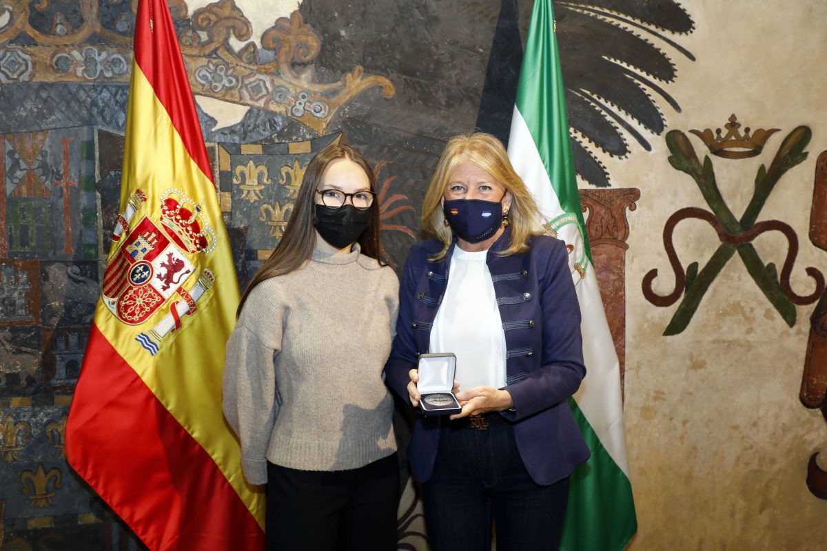 Laura Haro, la joven marbellí que se ha embarcado en un viaje desde Málaga a Islandia - H3A3066 Laura Haro con la alcaldesa de Marbella, Ángeles Muñoz.