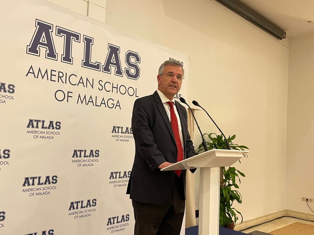 Estepona será una ciudad universitaria: dos proyectos aterrizan en el municipio - WhatsApp Image 2022 03 09 at 11.37.26 AM El alcalde de Estepona, José María García Urbano, durante la presentación del nuevo colegio internacional. / D.MACÍAS