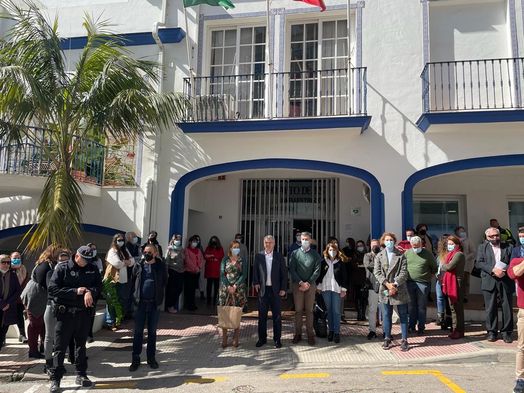 Estepona, en primera línea en la ayuda solidaria al pueblo de Ucrania - WhatsApp Image 2022 03 09 at 5.09.17 PM Concentración de 5 minutos en silencio por el pueblo ucraniano a las puertas del Ayuntamiento de Estepona.