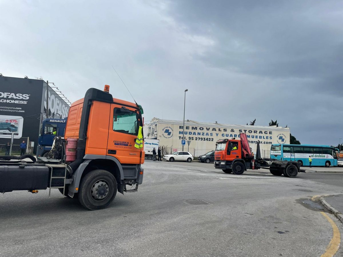 Los transportistas hacen ruido en Estepona: estas son las imágenes - WhatsApp Image 2022 03 17 at 9.40.30 AM Los transportistas hacen ruido en el Polígono de Estepona. / D.MACÍAS